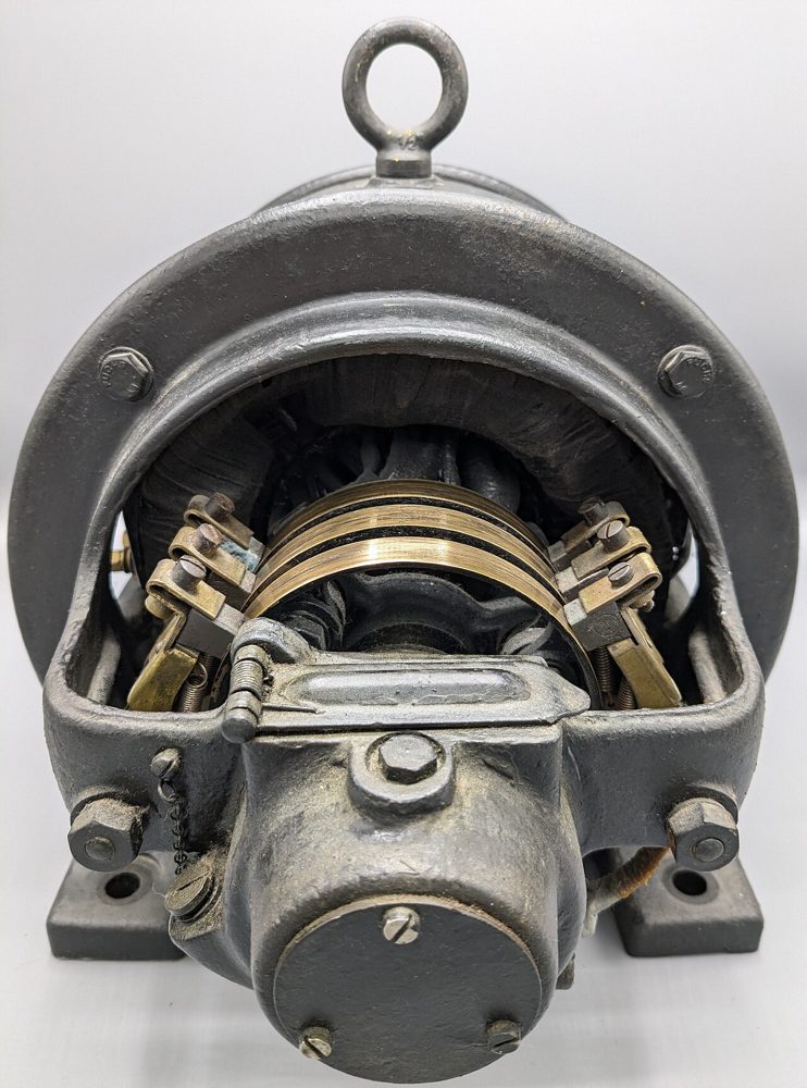 Motor asincron cu rotor bobinat (cu inele) — construcție veche, azi înlocuită de convertizor