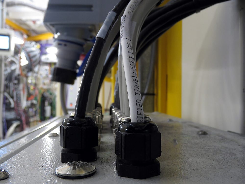 Cabluri cu presetupe metalice — la cablul de motor ecranul se prinde la 360° în presetupă CEM