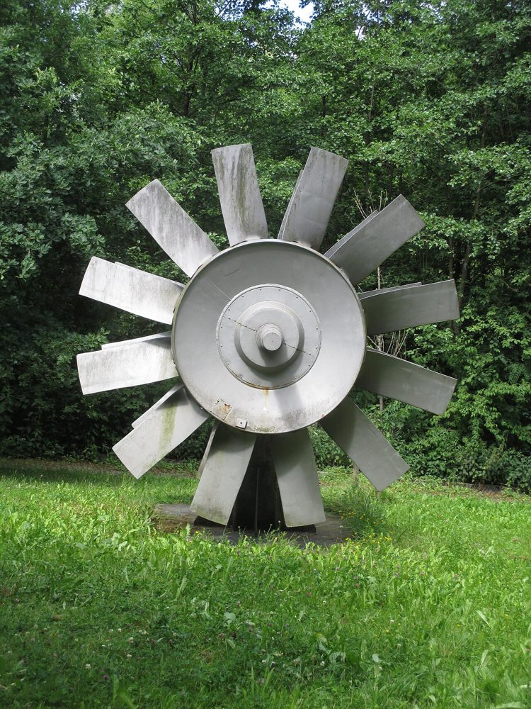Rotor de ventilator axial de mină, expus într-un parc (Sprockhövel, Germania)