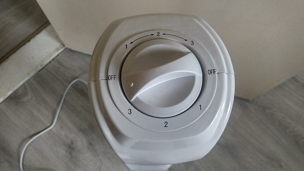 Comutator cu 3 trepte de turație pe un ventilator mic — reglare prin schimbarea tensiunii
