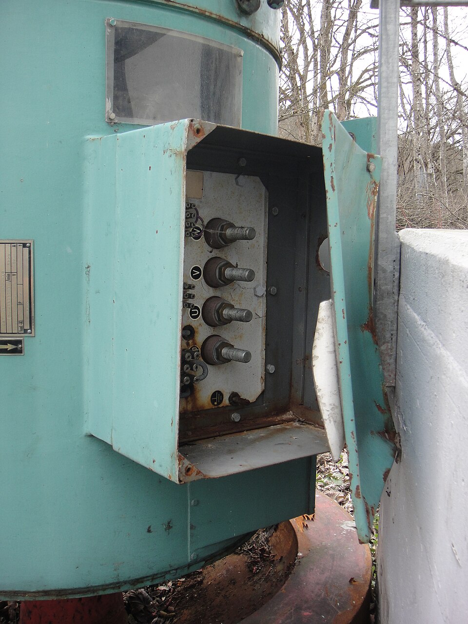 Open terminal box with six terminal studs on an AEG 400 V three-phase machine (287 kVA generator from a small hydro plant). Note: closest match found; no photo with visible U1 V1 W1 U2 V2 W2 labels and bridges was found.