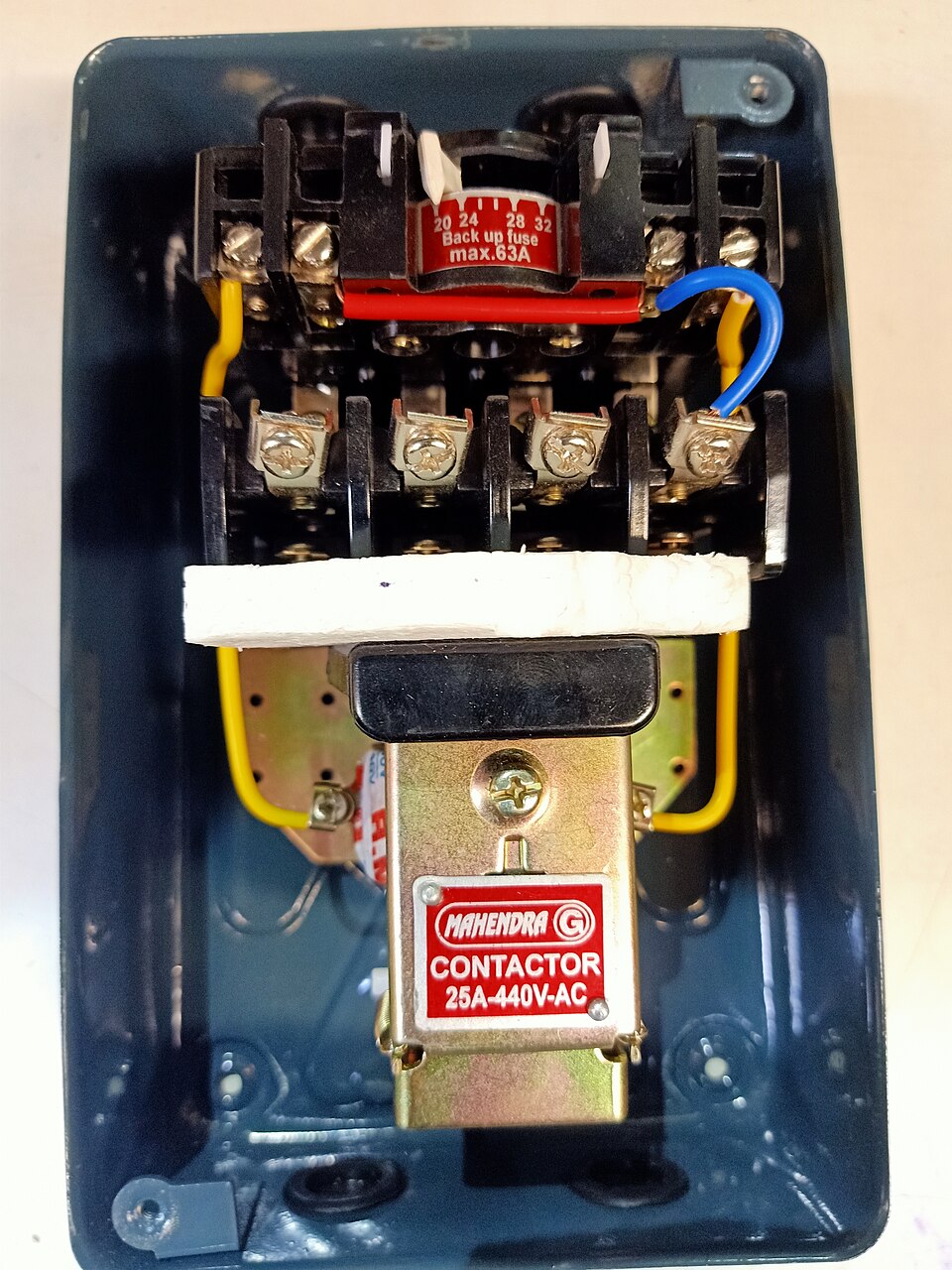 Inside a three-phase direct-on-line motor starter: contactor (25 A, 440 V AC) with thermal overload relay above it.