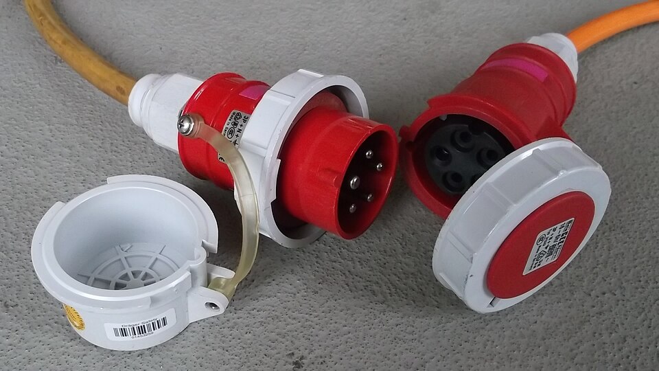 Red CEE 400 V 16 A 6h IP67 three-phase plug and coupling (5-pole), unconnected.