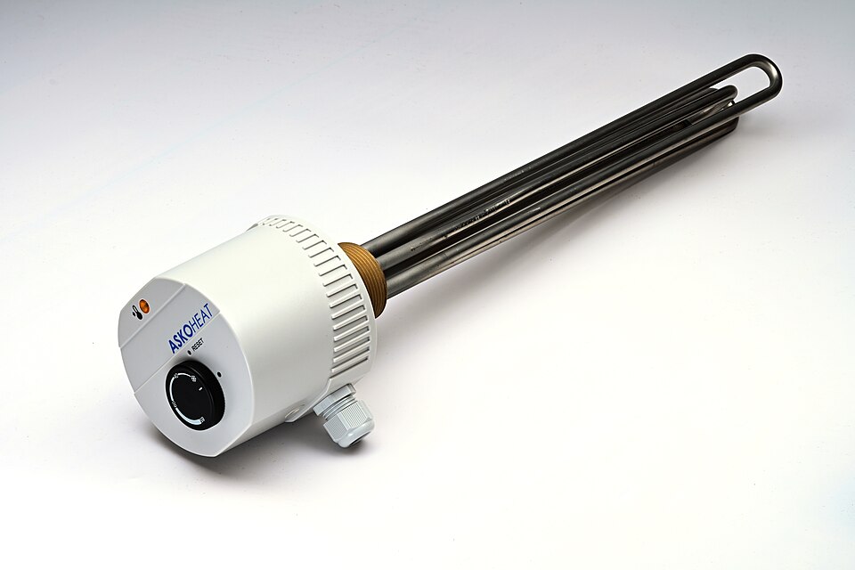 Screw-in 3 kW resistive heating element (Askoheat) for a water storage tank, with built-in thermostat.