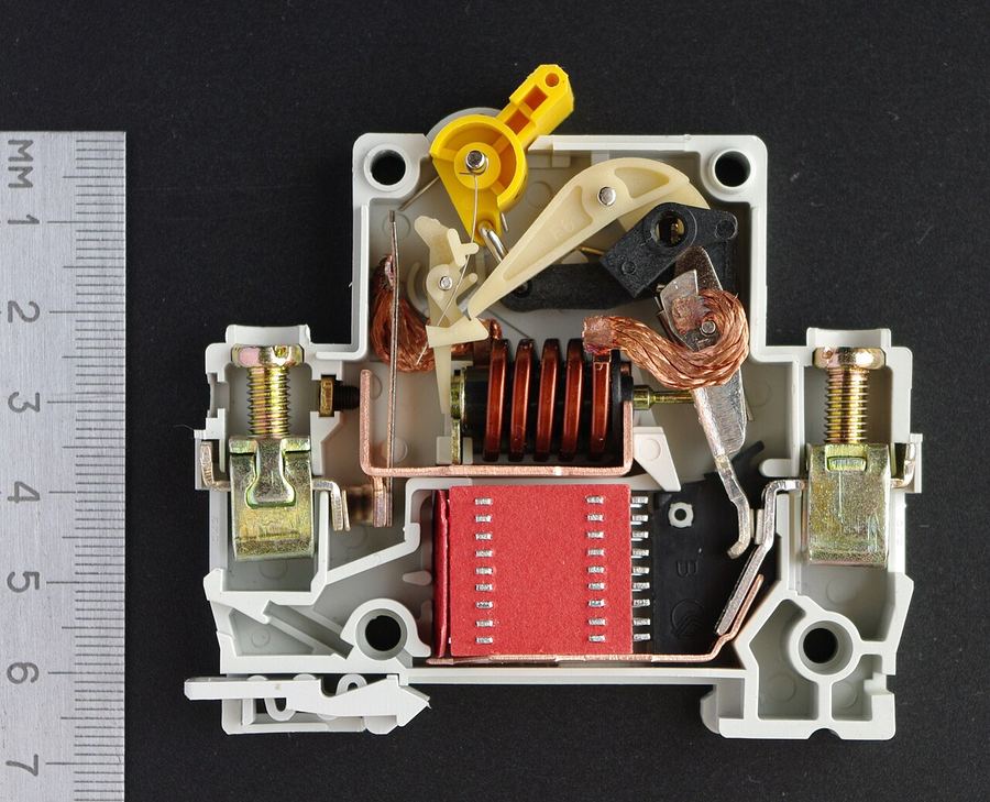 <b>Foto 1.</b> Întreruptor automat modular cu capacul scos, în poziția <b>ÎNCHIS