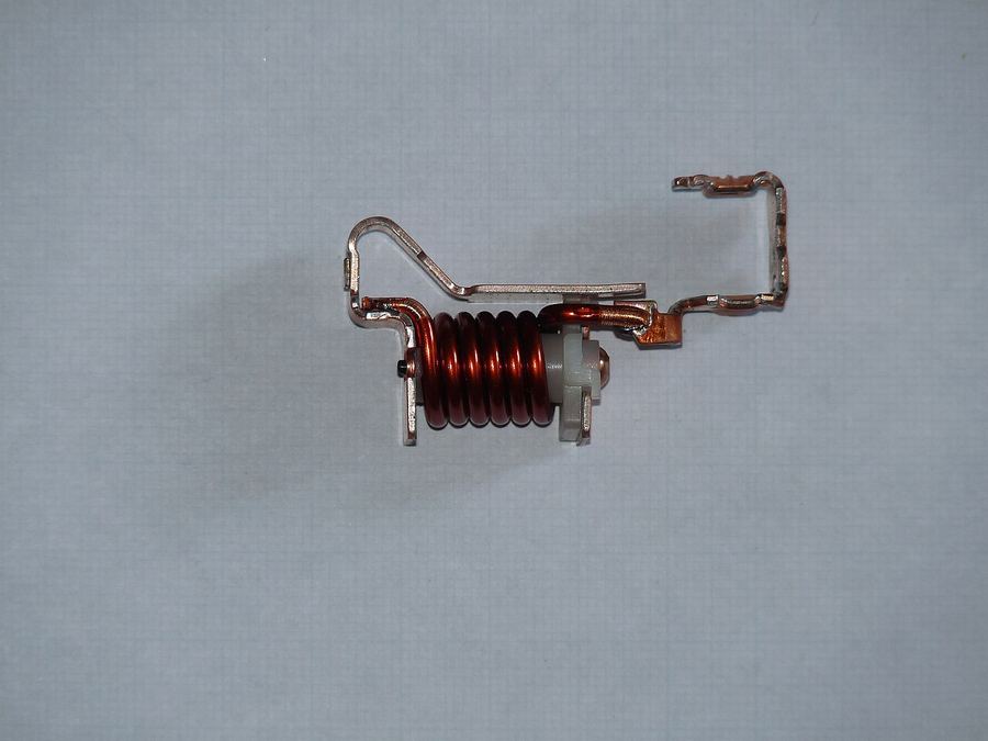 <b>Foto 6.</b> Bobina declanșatorului electromagnetic cu armătura (plunjerul) mo