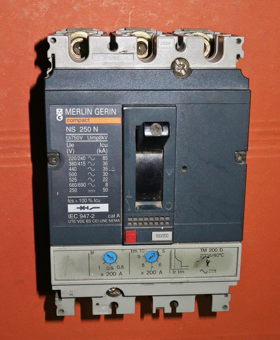 <b>Foto 7.</b> Merlin Gerin Compact NS250N, 3P, declanșator TM 200 D: jos se văd