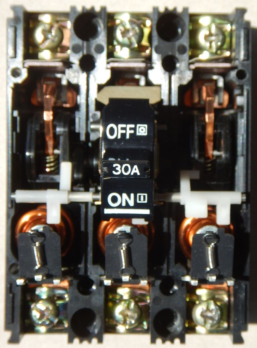 <b>Foto 9.</b> MCCB tripolar mic (30 A), cu capacul scos: cele trei căi de curen