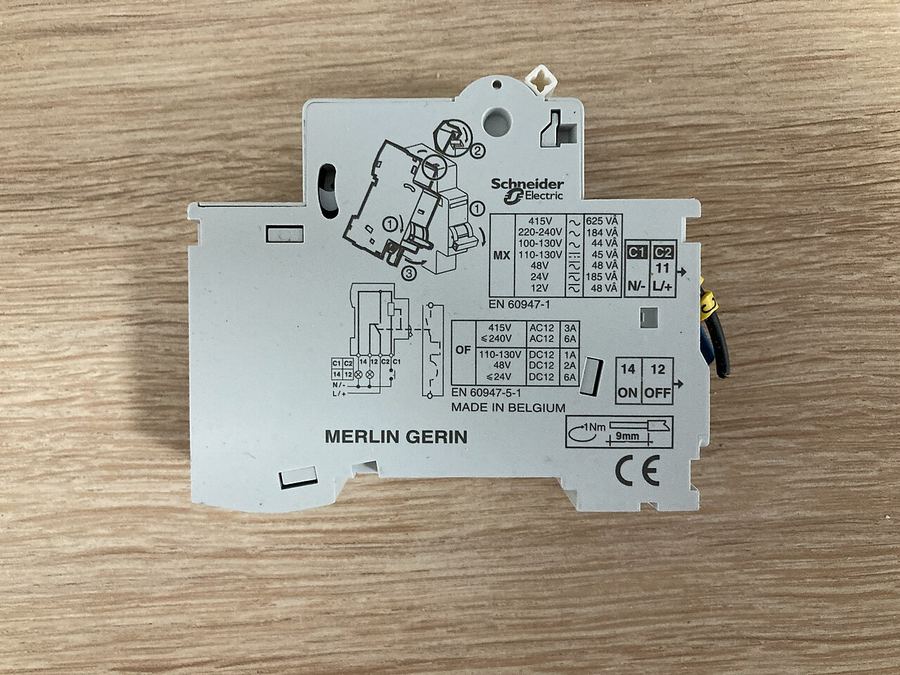<b>Foto 10.</b> Bobină de declanșare MX (Merlin Gerin) — accesoriul care se mont
