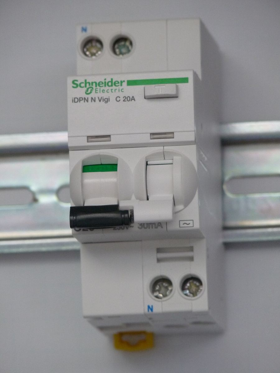 <b>Foto 15.</b> Schneider iDPN N Vigi C20, 30 mA: RCBO 1P+N de 2 module. Partea 