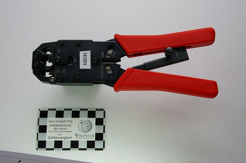 Clește RJ45 cu tăietor și dezizolator