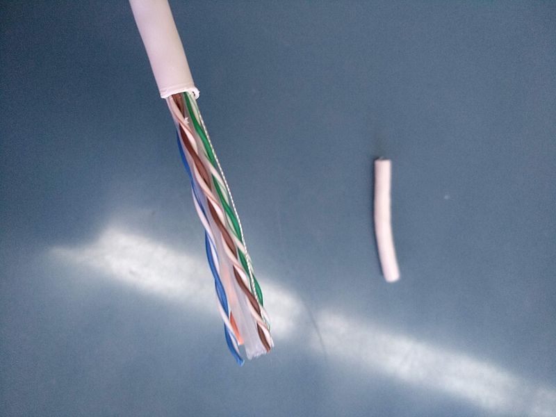 Cablu UTP cu mantaua îndepărtată, perechi vizibile