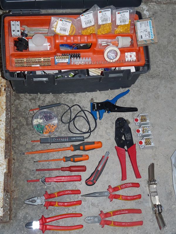 Trusă de scule pentru instalații electrice